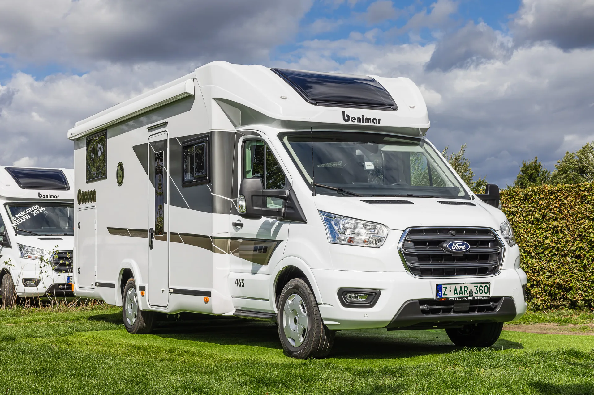 Model van een automerk in de hero van de website